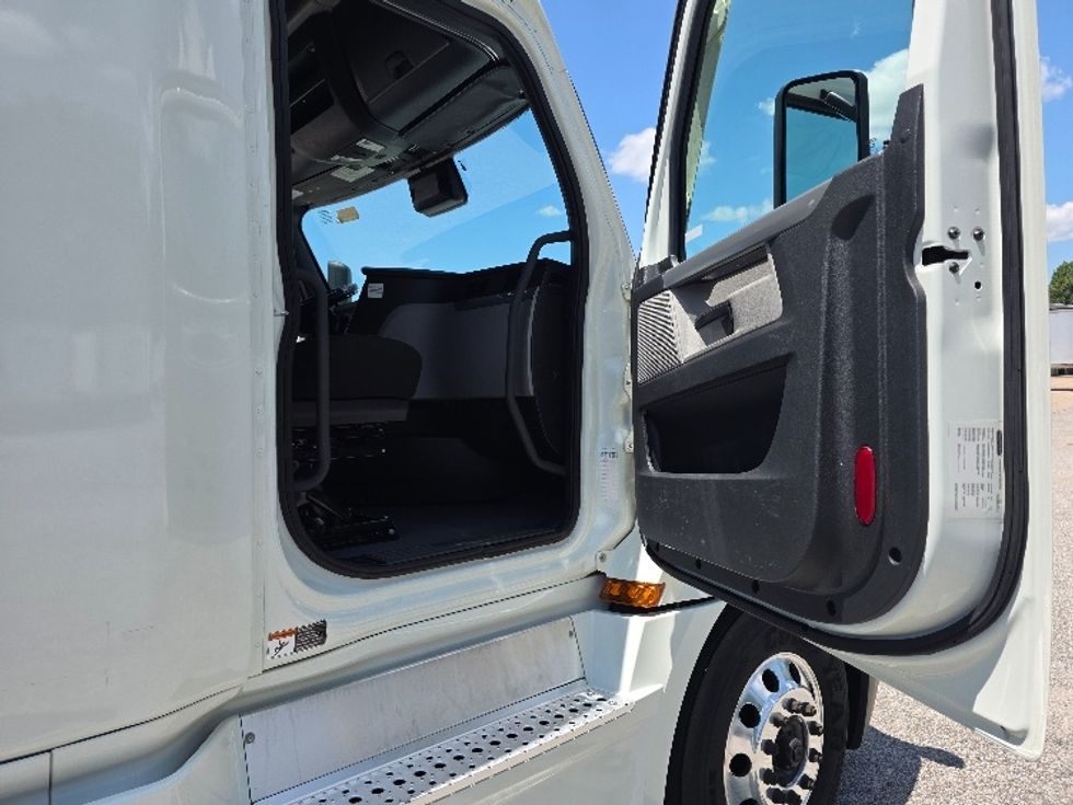 Sleeper Tractor-Heavy Duty Tractors-Freightliner-2021-T12664ST-Chester-VA-499,582\n\t\tmiles-$ 67,250 - Image 13
