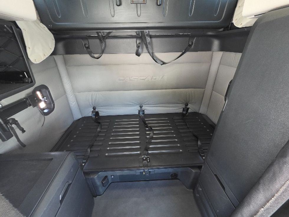 Sleeper Tractor-Heavy Duty Tractors-Freightliner-2021-T12664ST-Chester-VA-499,582\n\t\tmiles-$ 67,250 - Image 16