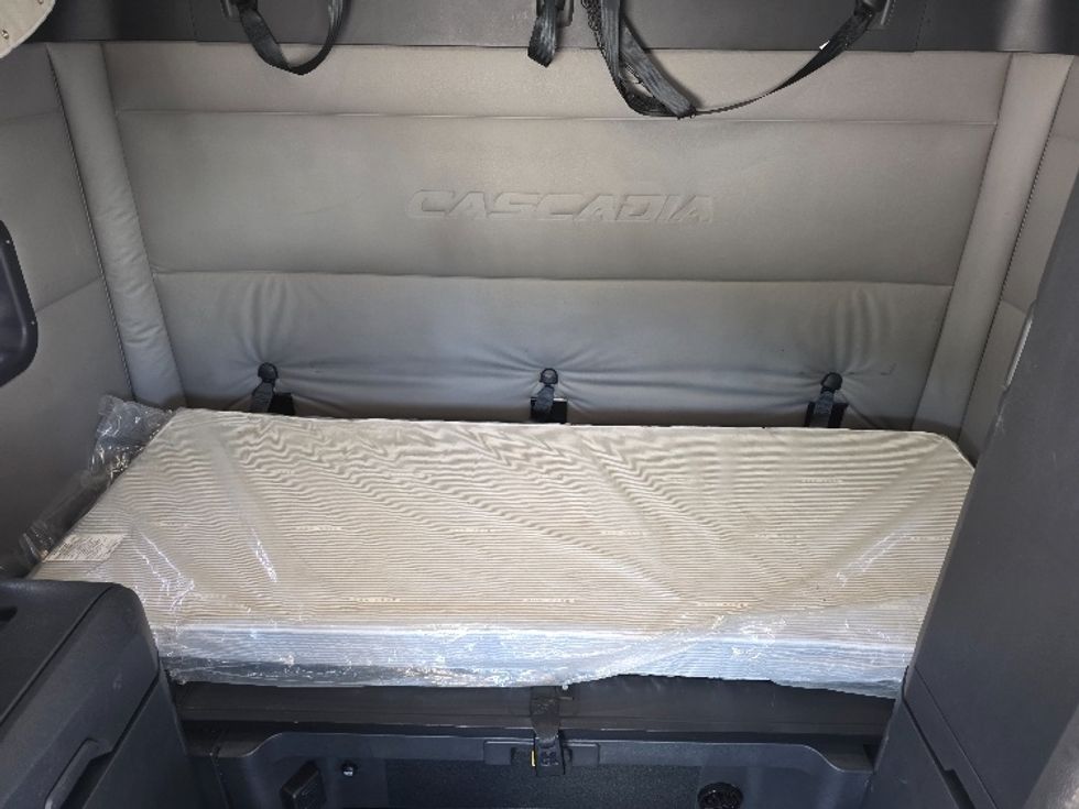 Sleeper Tractor-Heavy Duty Tractors-Freightliner-2021-T12664ST-Chester-VA-499,582\n\t\tmiles-$ 67,250 - Image 17