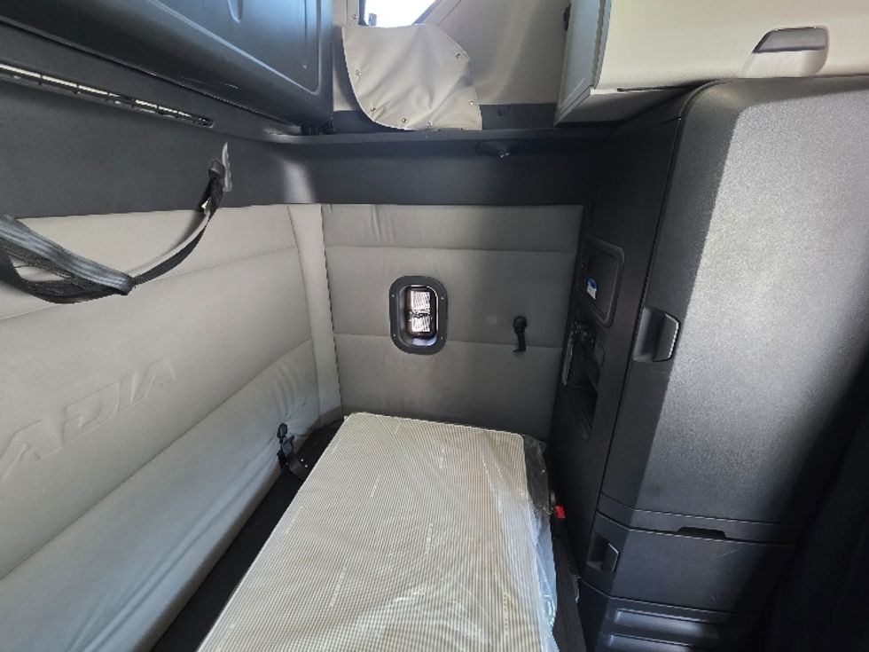 Sleeper Tractor-Heavy Duty Tractors-Freightliner-2021-T12664ST-Chester-VA-499,582\n\t\tmiles-$ 67,250 - Image 18