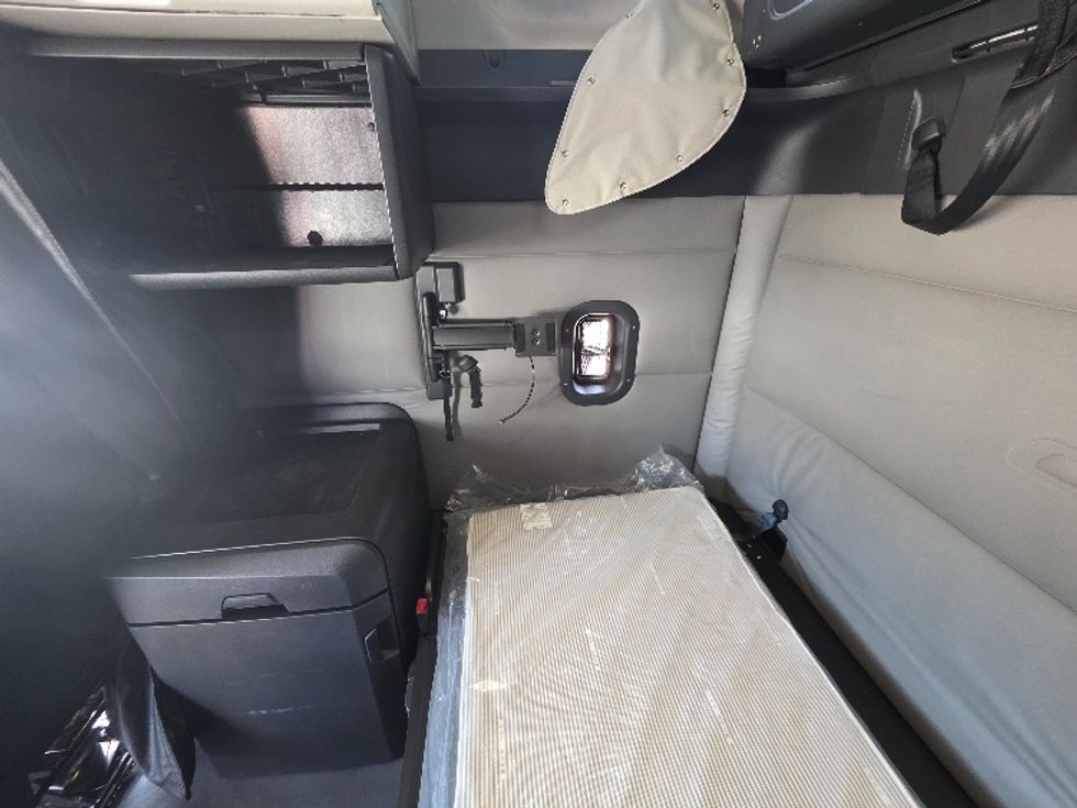 Sleeper Tractor-Heavy Duty Tractors-Freightliner-2021-T12664ST-Chester-VA-499,582\n\t\tmiles-$ 67,250 - Image 19