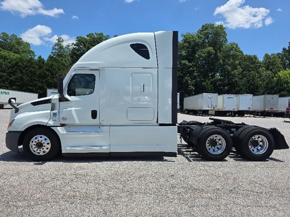 Sleeper Tractor-Heavy Duty Tractors-Freightliner-2021-T12664ST-Chester-VA-499,582\n\t\tmiles-$ 67,250 - Image 4