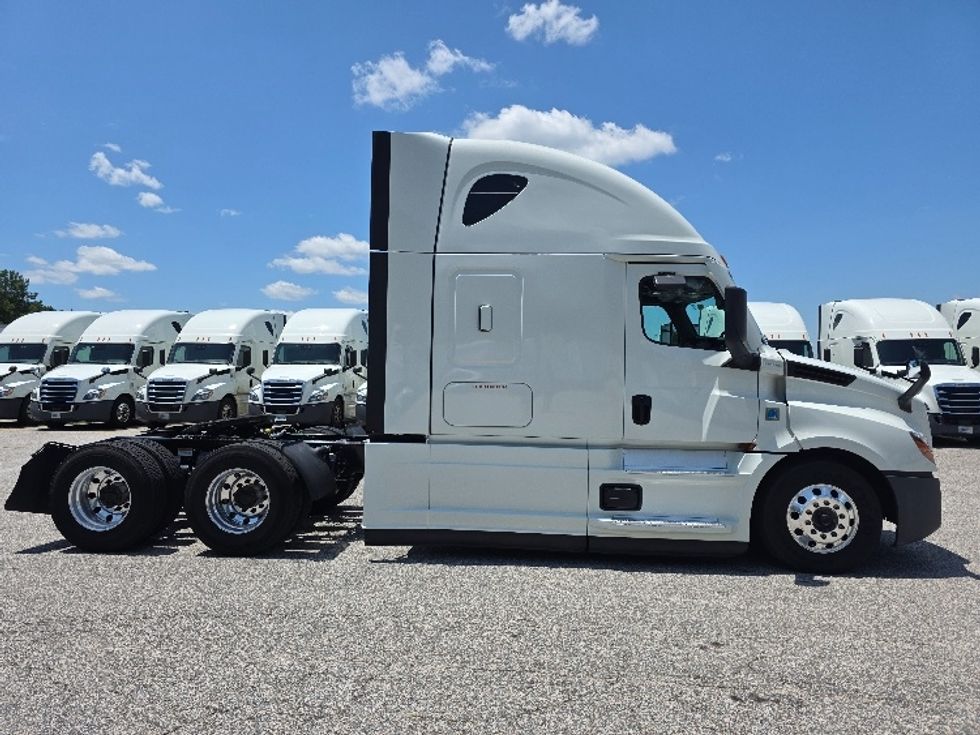 Sleeper Tractor-Heavy Duty Tractors-Freightliner-2021-T12664ST-Chester-VA-499,582\n\t\tmiles-$ 67,250 - Image 8