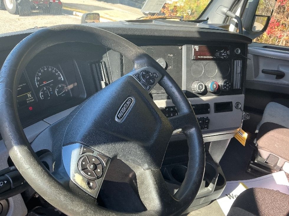 Sleeper Tractor-Heavy Duty Tractors-Freightliner-2021-T12664ST-Chester-VA-505,476\n\t\tmiles-$ 62,250 - Image 10