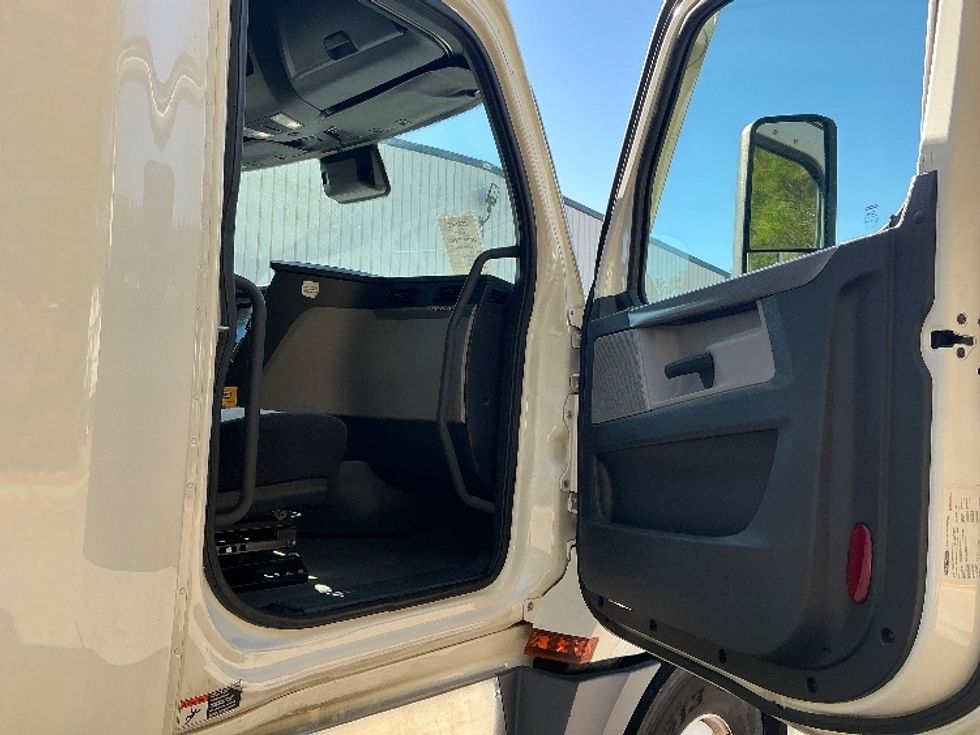 Sleeper Tractor-Heavy Duty Tractors-Freightliner-2021-T12664ST-Chester-VA-505,476\n\t\tmiles-$ 62,250 - Image 13