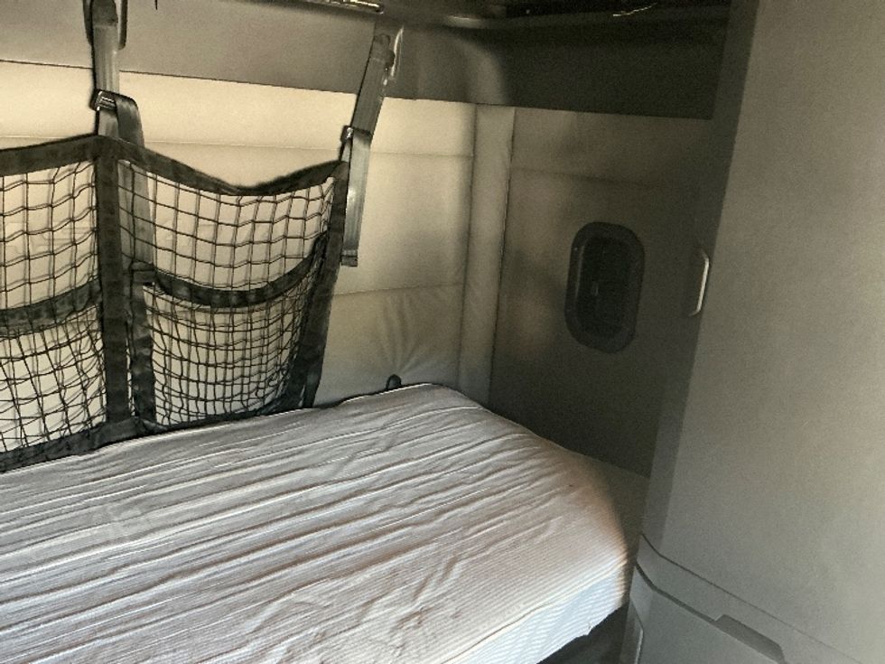 Sleeper Tractor-Heavy Duty Tractors-Freightliner-2021-T12664ST-Chester-VA-505,476\n\t\tmiles-$ 62,250 - Image 17