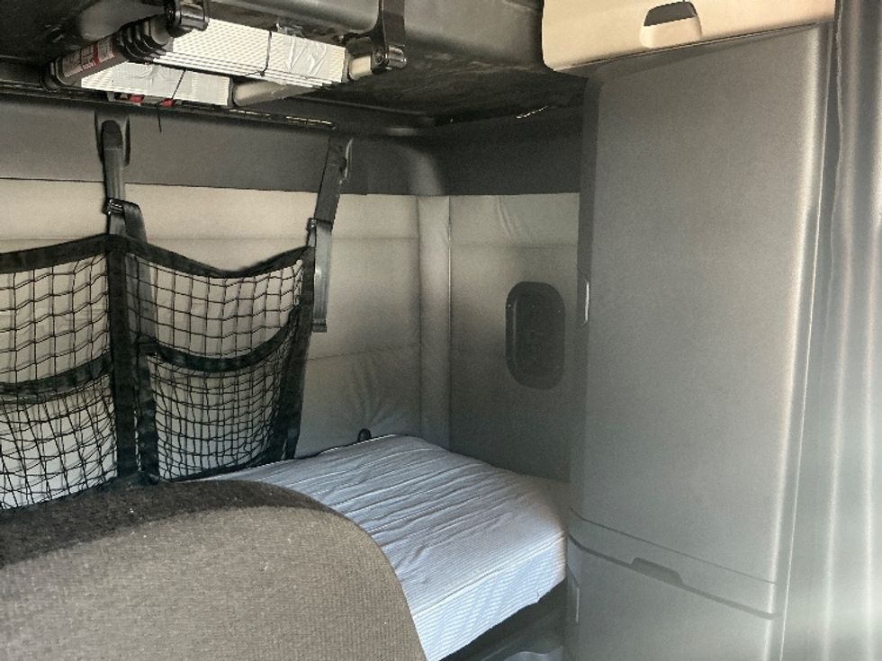 Sleeper Tractor-Heavy Duty Tractors-Freightliner-2021-T12664ST-Chester-VA-505,476\n\t\tmiles-$ 62,250 - Image 18