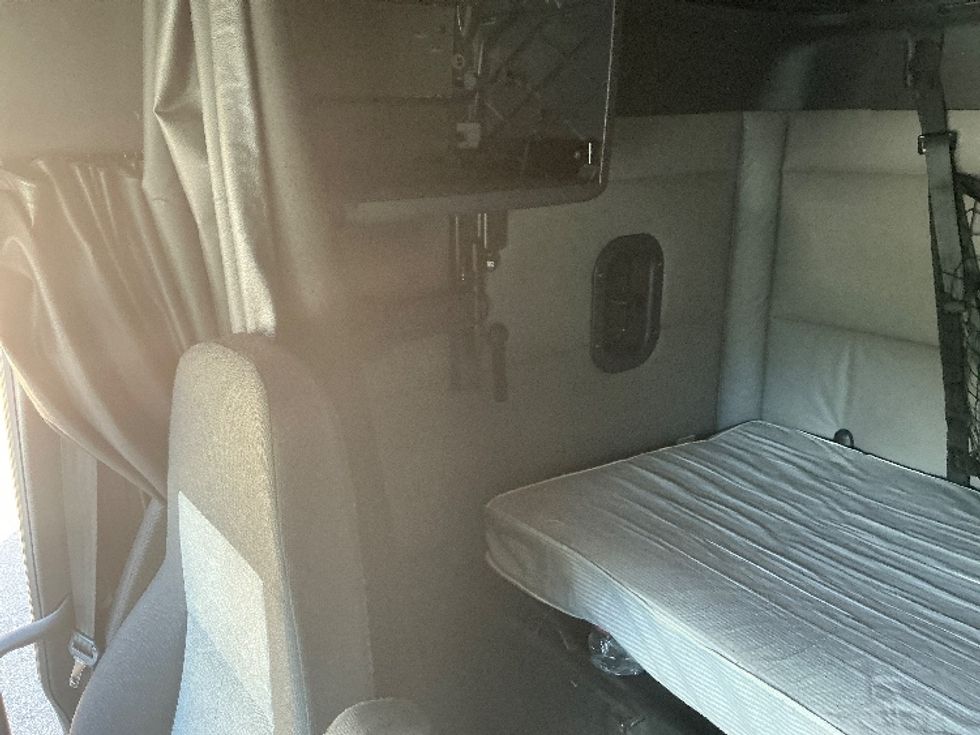 Sleeper Tractor-Heavy Duty Tractors-Freightliner-2021-T12664ST-Chester-VA-505,476\n\t\tmiles-$ 62,250 - Image 19