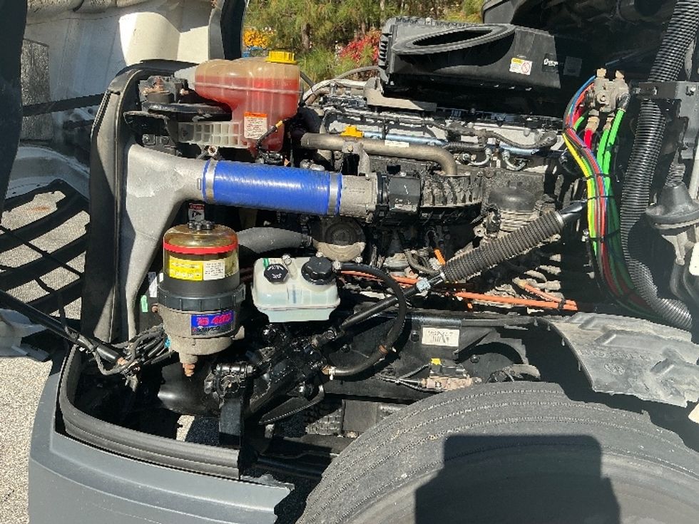 Sleeper Tractor-Heavy Duty Tractors-Freightliner-2021-T12664ST-Chester-VA-505,476\n\t\tmiles-$ 62,250 - Image 20