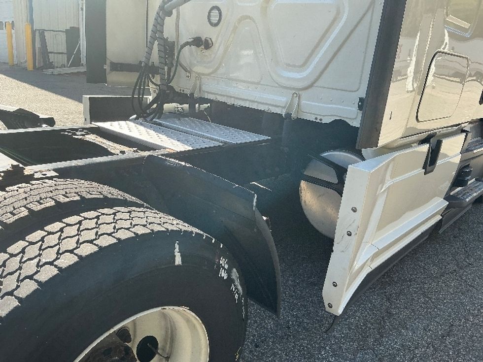 Sleeper Tractor-Heavy Duty Tractors-Freightliner-2021-T12664ST-Chester-VA-505,476\n\t\tmiles-$ 62,250 - Image 22