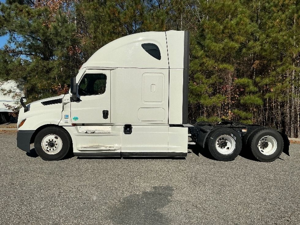 Sleeper Tractor-Heavy Duty Tractors-Freightliner-2021-T12664ST-Chester-VA-505,476\n\t\tmiles-$ 62,250 - Image 4