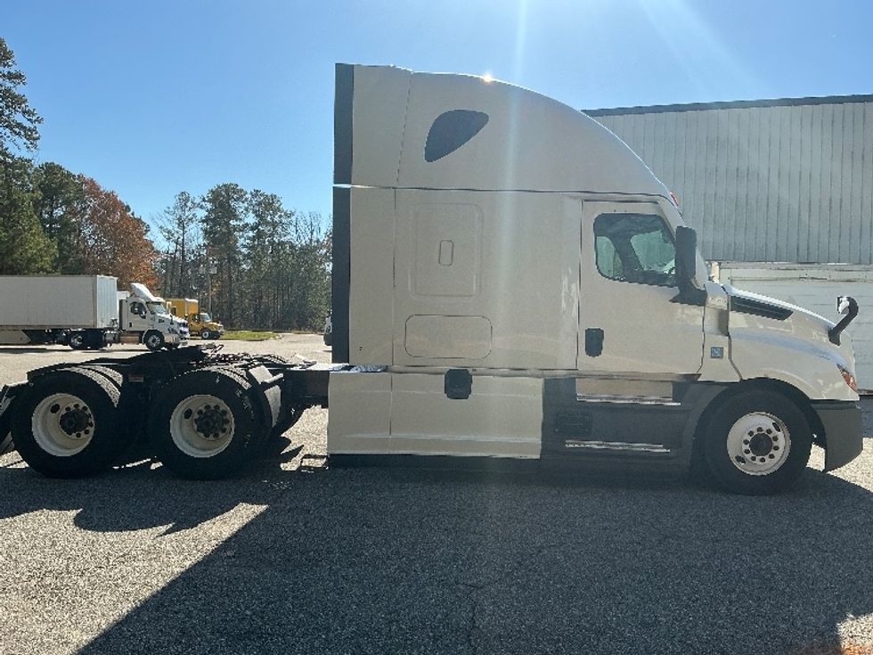 Sleeper Tractor-Heavy Duty Tractors-Freightliner-2021-T12664ST-Chester-VA-505,476\n\t\tmiles-$ 62,250 - Image 8