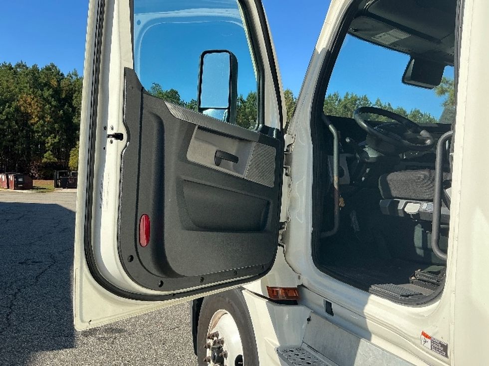 Sleeper Tractor-Heavy Duty Tractors-Freightliner-2021-T12664ST-Chester-VA-505,476\n\t\tmiles-$ 62,250 - Image 9