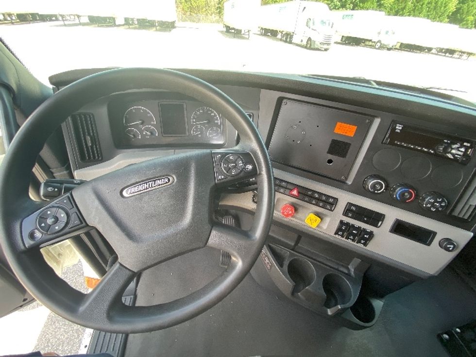Sleeper Tractor-Heavy Duty Tractors-Freightliner-2021-T12664ST-Chester-VA-512,086\n\t\tmiles-$ 66,250 - Image 11