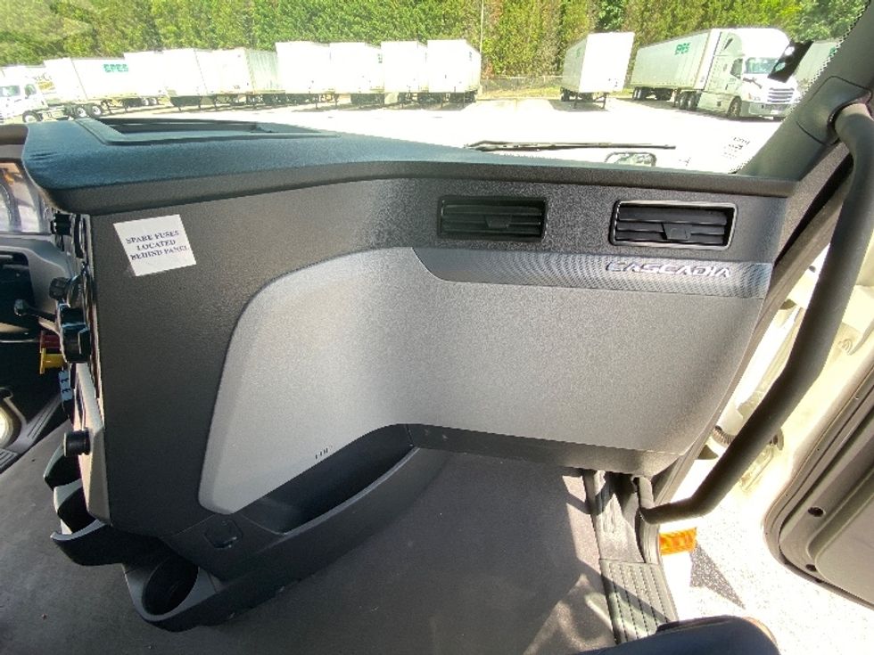 Sleeper Tractor-Heavy Duty Tractors-Freightliner-2021-T12664ST-Chester-VA-512,086\n\t\tmiles-$ 66,250 - Image 14