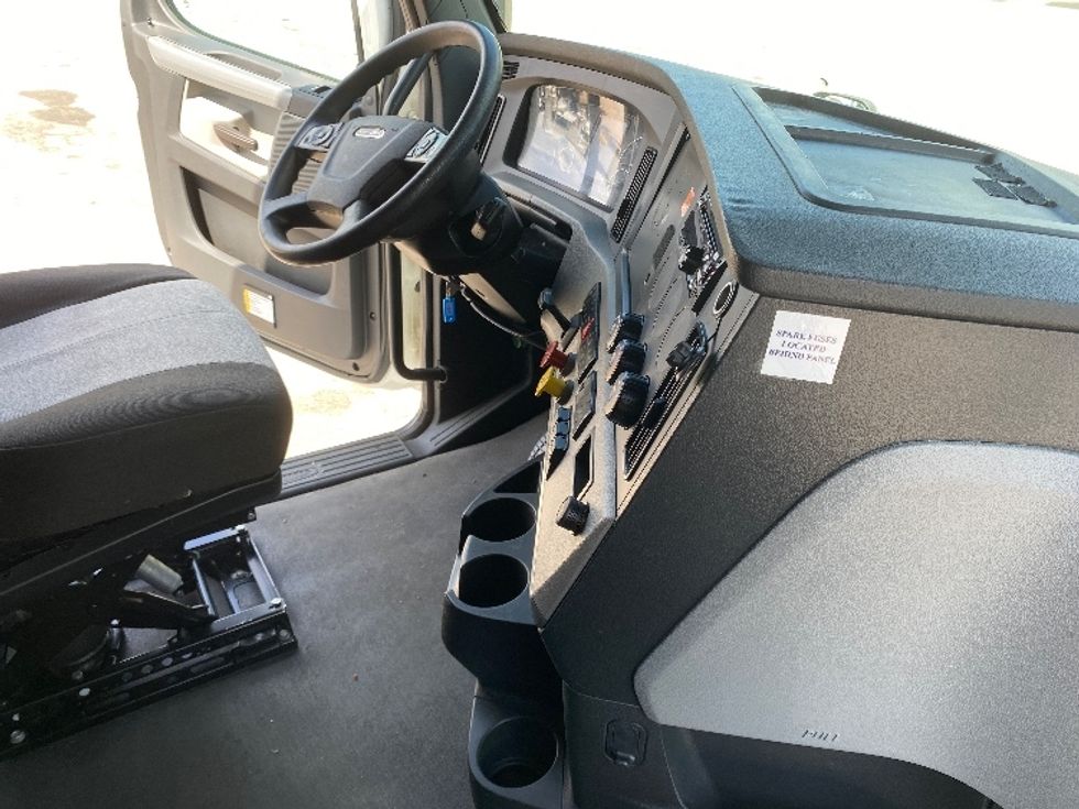 Sleeper Tractor-Heavy Duty Tractors-Freightliner-2021-T12664ST-Chester-VA-512,086\n\t\tmiles-$ 66,250 - Image 15