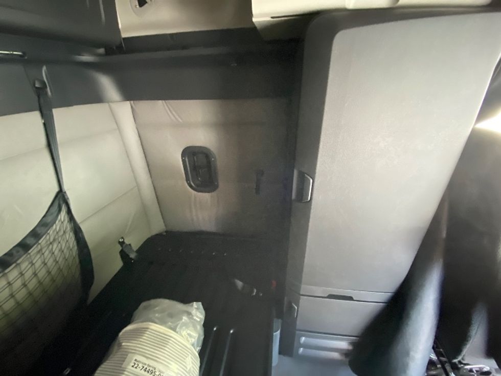 Sleeper Tractor-Heavy Duty Tractors-Freightliner-2021-T12664ST-Chester-VA-512,086\n\t\tmiles-$ 66,250 - Image 18