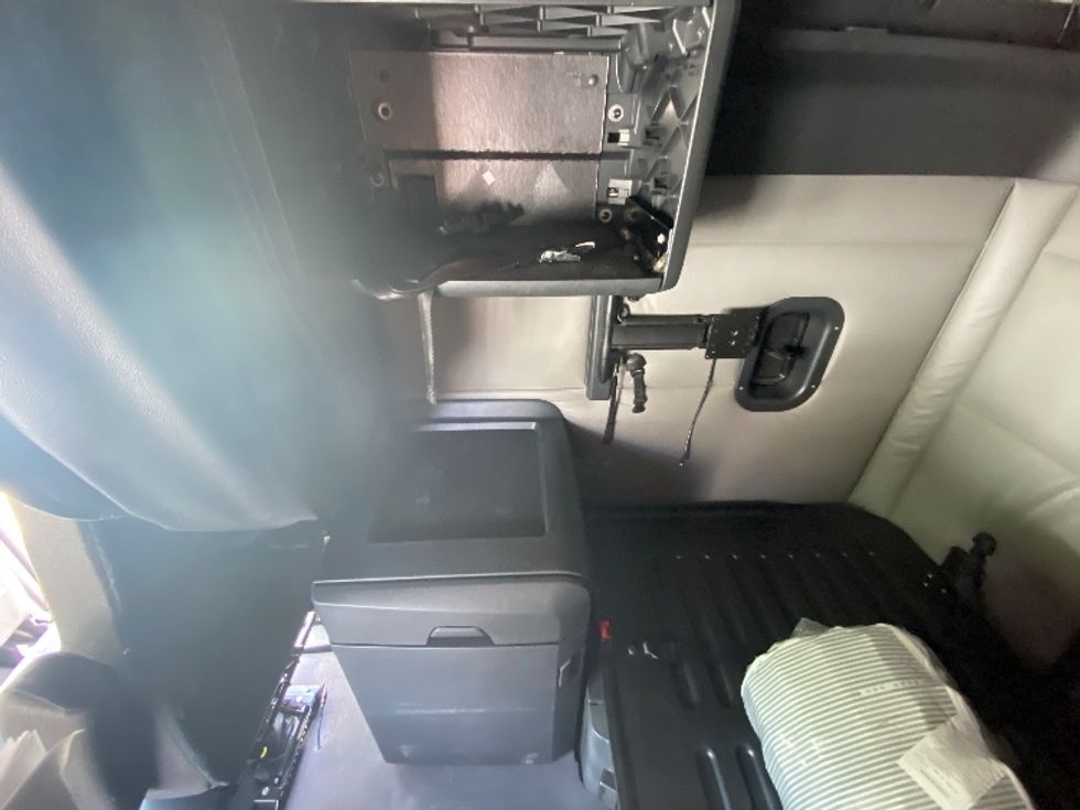 Sleeper Tractor-Heavy Duty Tractors-Freightliner-2021-T12664ST-Chester-VA-512,086\n\t\tmiles-$ 66,250 - Image 19