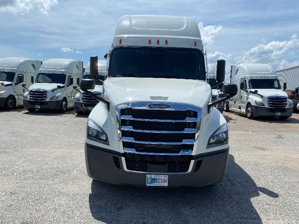 2021 Freightliner Cascadia 126" Sleeper Cab photo 2