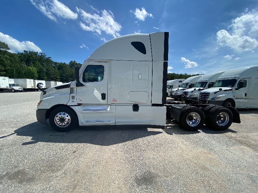 2021 Freightliner Cascadia 126" Sleeper Cab photo 4