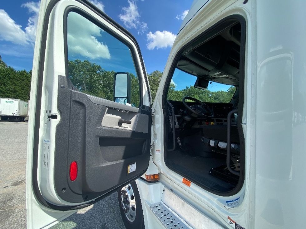 Sleeper Tractor-Heavy Duty Tractors-Freightliner-2021-T12664ST-Chester-VA-512,086\n\t\tmiles-$ 66,250 - Image 9