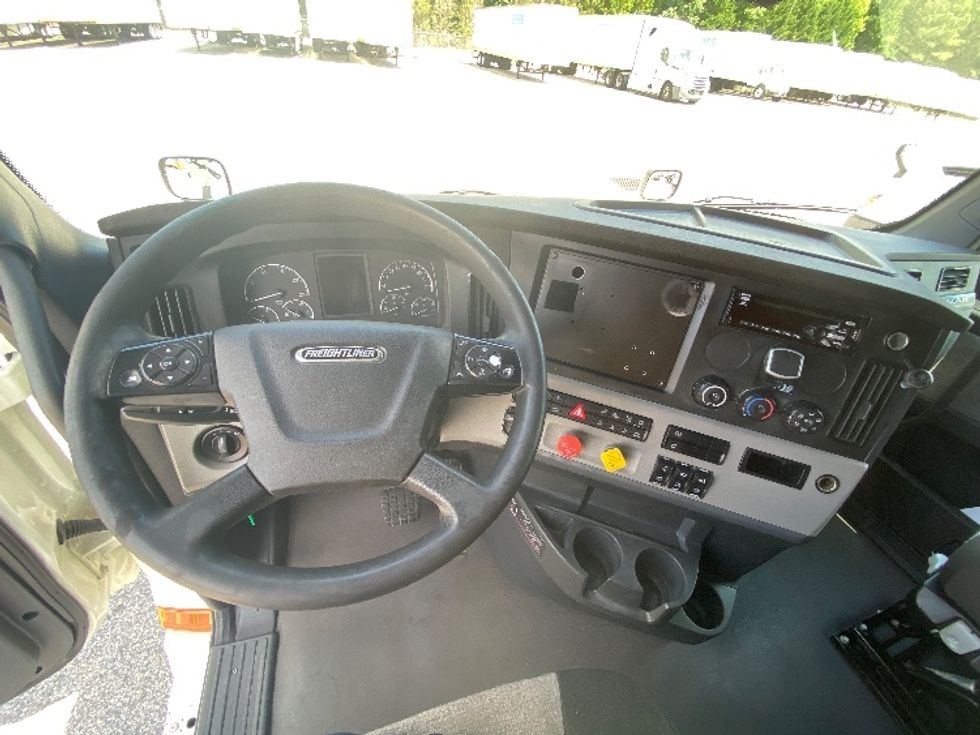 Sleeper Tractor-Heavy Duty Tractors-Freightliner-2021-T12664ST-Chester-VA-531,605\n\t\tmiles-$ 64,750 - Image 11