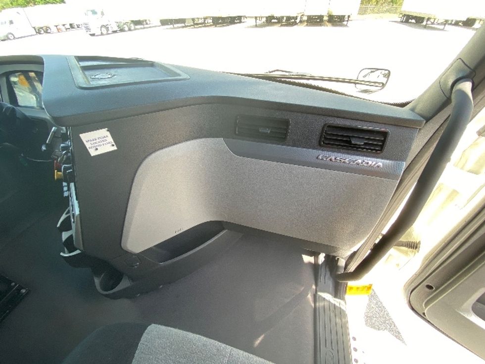 Sleeper Tractor-Heavy Duty Tractors-Freightliner-2021-T12664ST-Chester-VA-531,605\n\t\tmiles-$ 64,750 - Image 14