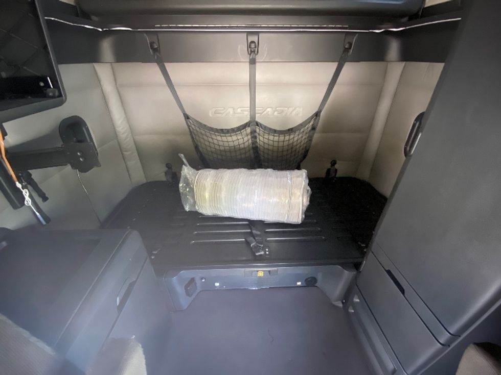 Sleeper Tractor-Heavy Duty Tractors-Freightliner-2021-T12664ST-Chester-VA-531,605\n\t\tmiles-$ 64,750 - Image 16