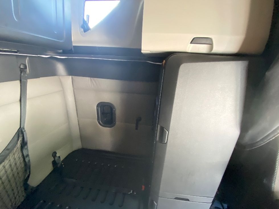 Sleeper Tractor-Heavy Duty Tractors-Freightliner-2021-T12664ST-Chester-VA-531,605\n\t\tmiles-$ 64,750 - Image 18