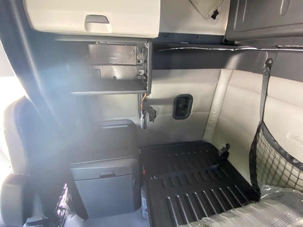 Sleeper Tractor-Heavy Duty Tractors-Freightliner-2021-T12664ST-Chester-VA-531,605\n\t\tmiles-$ 64,750 - Image 19