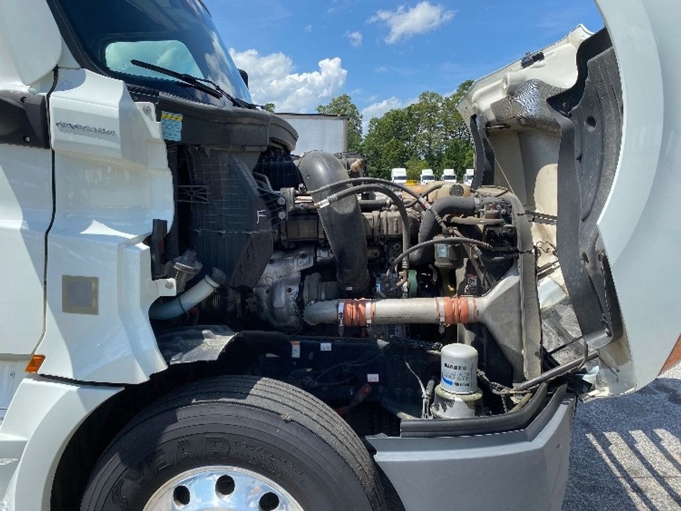 Sleeper Tractor-Heavy Duty Tractors-Freightliner-2021-T12664ST-Chester-VA-531,605\n\t\tmiles-$ 64,750 - Image 21