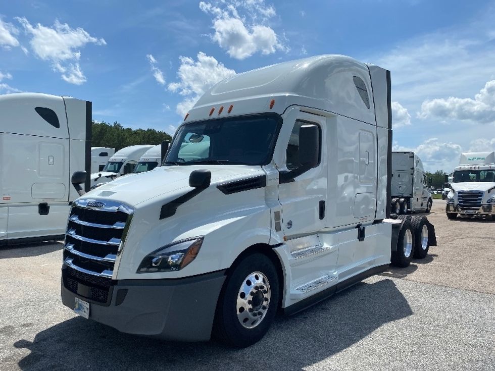 Sleeper Tractor-Heavy Duty Tractors-Freightliner-2021-T12664ST-Chester-VA-531,605\n\t\tmiles-$ 64,750 - Image 3