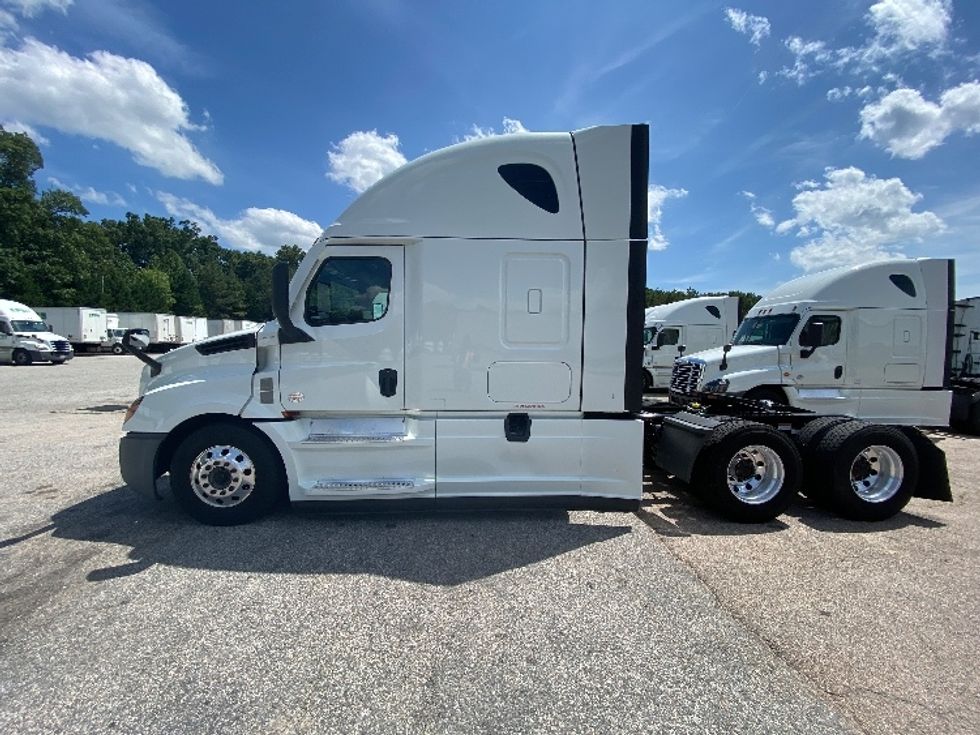 Sleeper Tractor-Heavy Duty Tractors-Freightliner-2021-T12664ST-Chester-VA-531,605\n\t\tmiles-$ 64,750 - Image 4