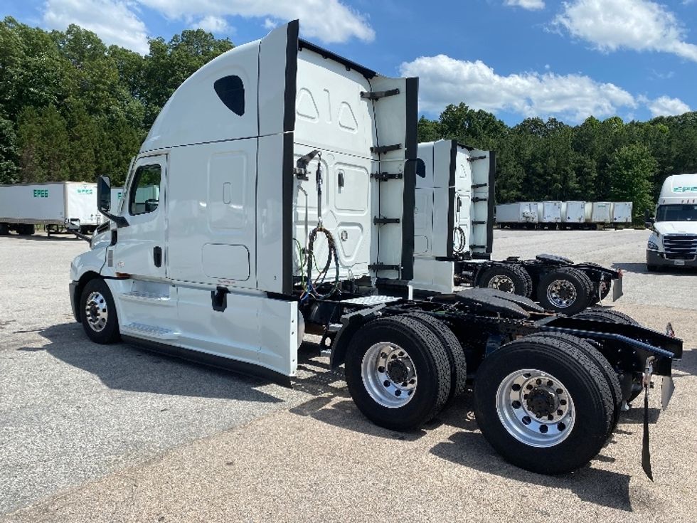 Sleeper Tractor-Heavy Duty Tractors-Freightliner-2021-T12664ST-Chester-VA-531,605\n\t\tmiles-$ 64,750 - Image 5