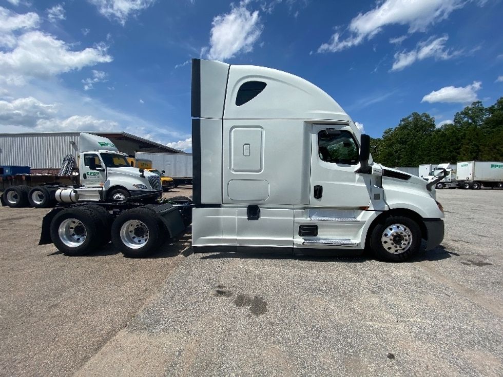 Sleeper Tractor-Heavy Duty Tractors-Freightliner-2021-T12664ST-Chester-VA-531,605\n\t\tmiles-$ 64,750 - Image 8
