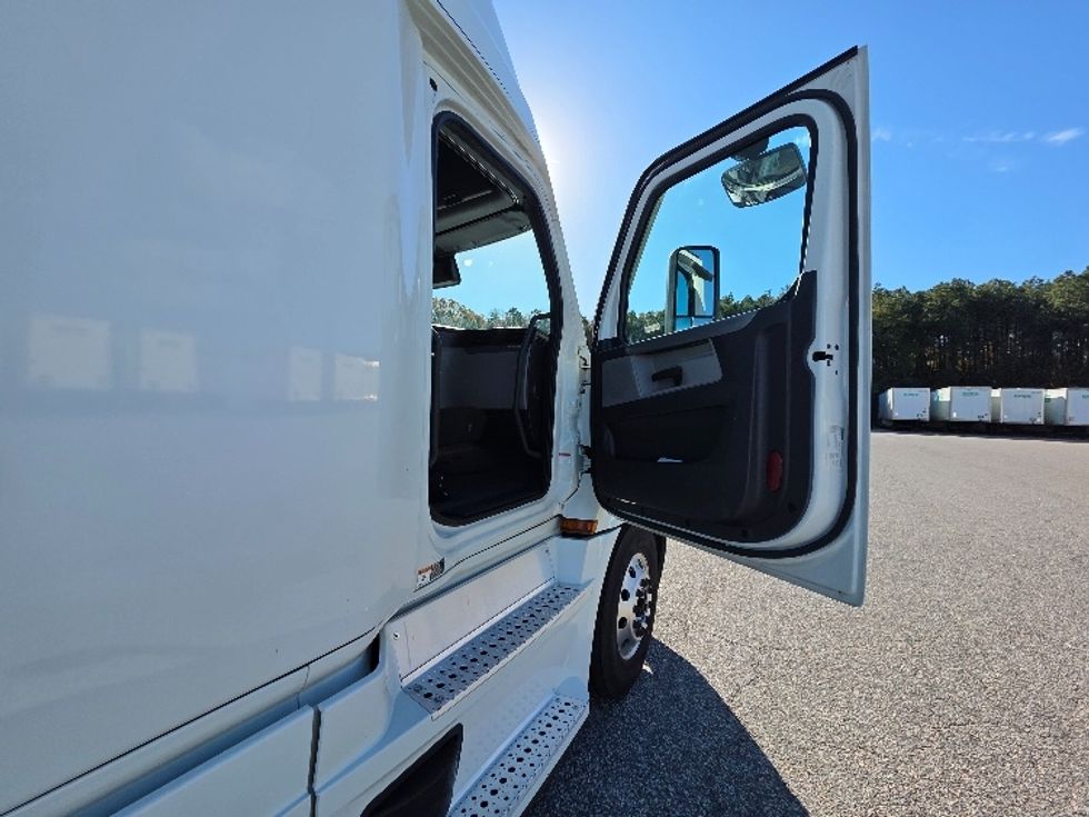 Sleeper Tractor-Heavy Duty Tractors-Freightliner-2021-T12664ST-Chester-VA-634,088\n\t\tmiles-$ 53,750 - Image 13