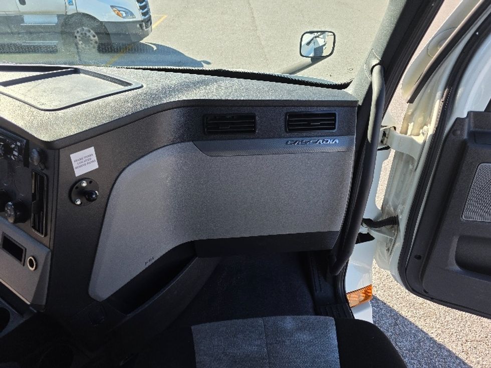 Sleeper Tractor-Heavy Duty Tractors-Freightliner-2021-T12664ST-Chester-VA-634,088\n\t\tmiles-$ 53,750 - Image 14