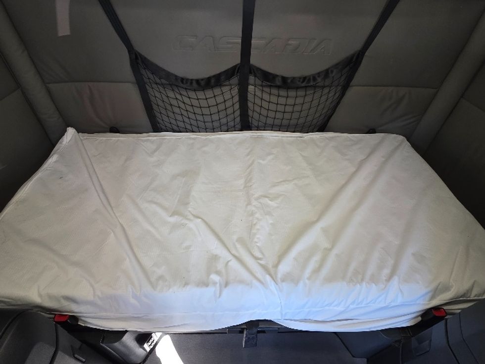 Sleeper Tractor-Heavy Duty Tractors-Freightliner-2021-T12664ST-Chester-VA-634,088\n\t\tmiles-$ 53,750 - Image 17