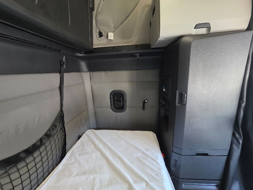 Sleeper Tractor-Heavy Duty Tractors-Freightliner-2021-T12664ST-Chester-VA-634,088\n\t\tmiles-$ 53,750 - Image 18