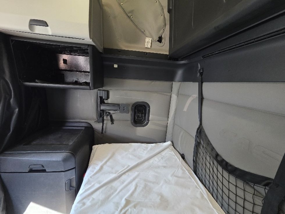 Sleeper Tractor-Heavy Duty Tractors-Freightliner-2021-T12664ST-Chester-VA-634,088\n\t\tmiles-$ 53,750 - Image 19