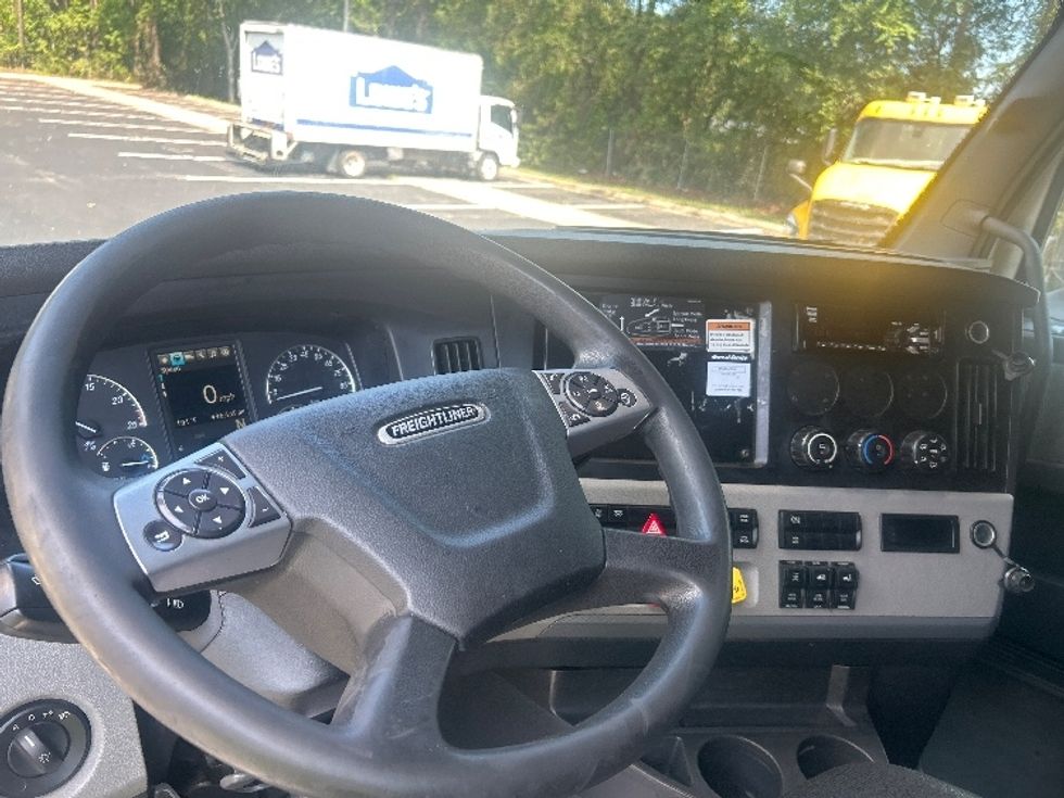 Sleeper Tractor-Heavy Duty Tractors-Freightliner-2021-T12664ST-Chicago (Chicago Ridge)-IL-497,548\n\t\tmiles-$ 73,500 - Image 10