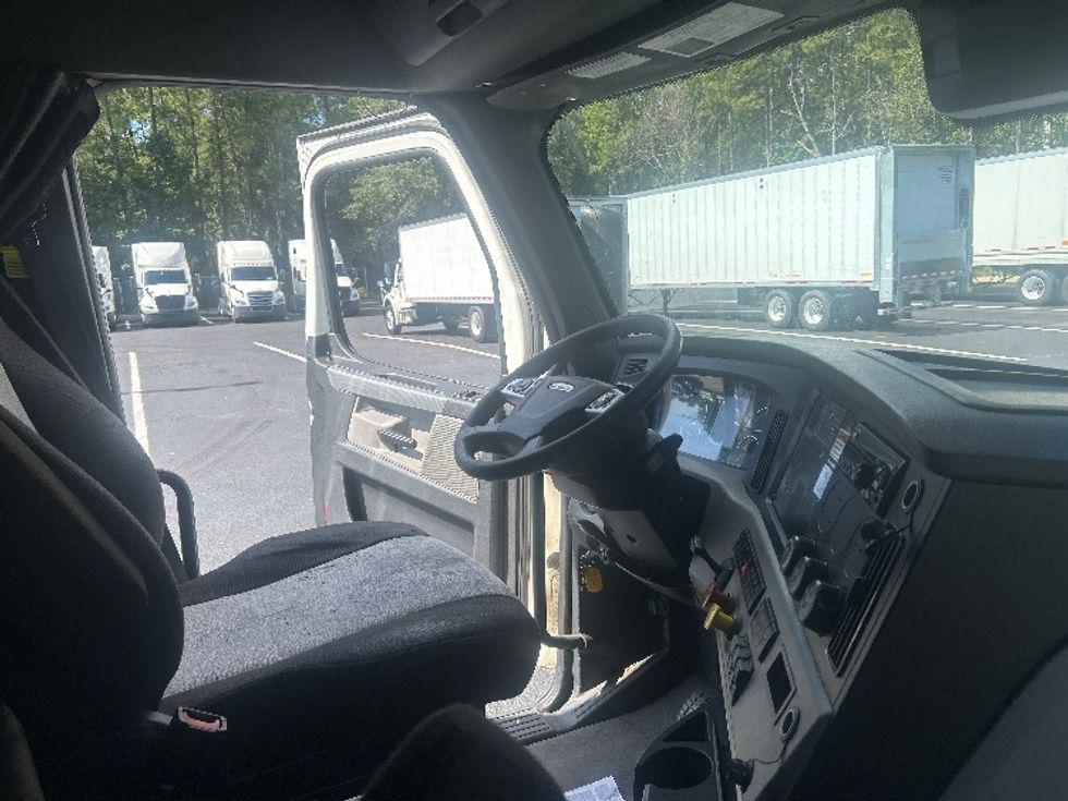 Sleeper Tractor-Heavy Duty Tractors-Freightliner-2021-T12664ST-Chicago (Chicago Ridge)-IL-497,548\n\t\tmiles-$ 73,500 - Image 15