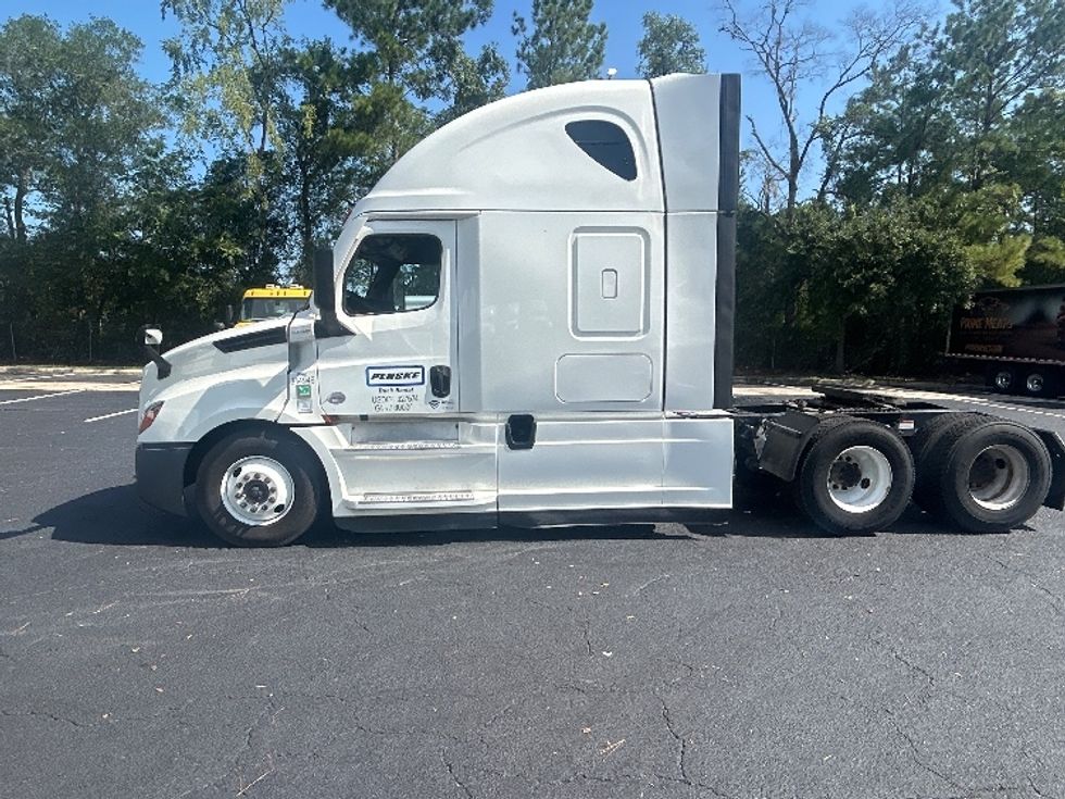 Sleeper Tractor-Heavy Duty Tractors-Freightliner-2021-T12664ST-Chicago (Chicago Ridge)-IL-497,548\n\t\tmiles-$ 73,500 - Image 4