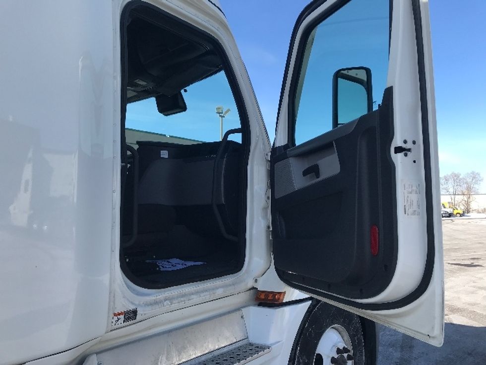 Sleeper Tractor-Heavy Duty Tractors-Freightliner-2021-T12664ST-Chicago (Chicago Ridge)-IL-524,034\n\t\tmiles-$ 65,250 - Image 13