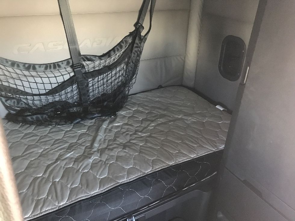 Sleeper Tractor-Heavy Duty Tractors-Freightliner-2021-T12664ST-Chicago (Chicago Ridge)-IL-524,034\n\t\tmiles-$ 65,250 - Image 17