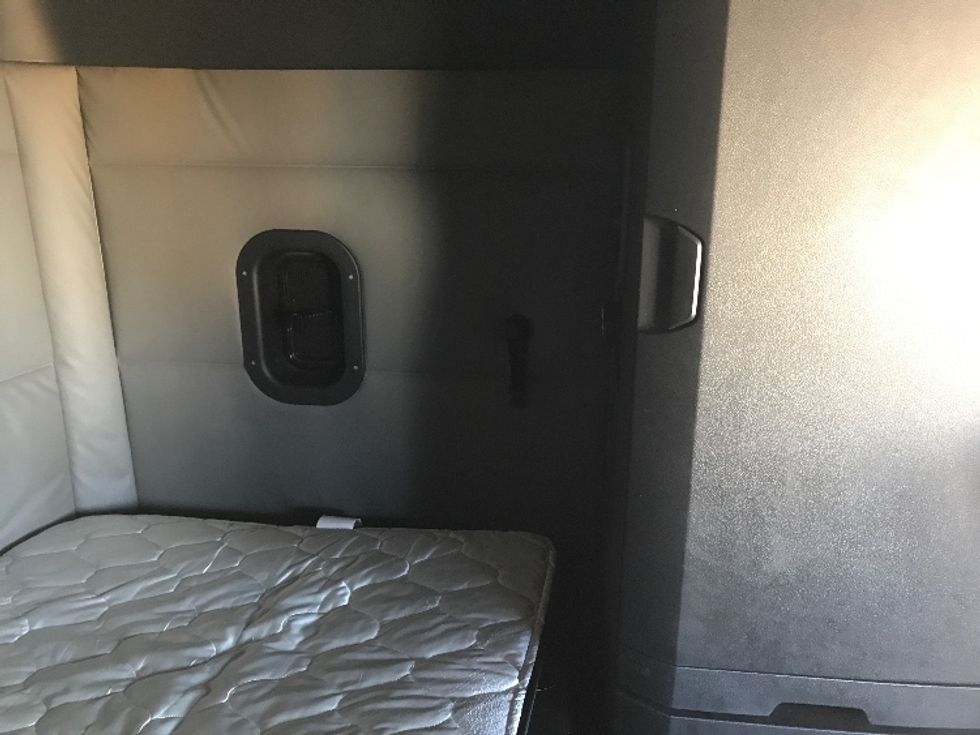 Sleeper Tractor-Heavy Duty Tractors-Freightliner-2021-T12664ST-Chicago (Chicago Ridge)-IL-524,034\n\t\tmiles-$ 65,250 - Image 18