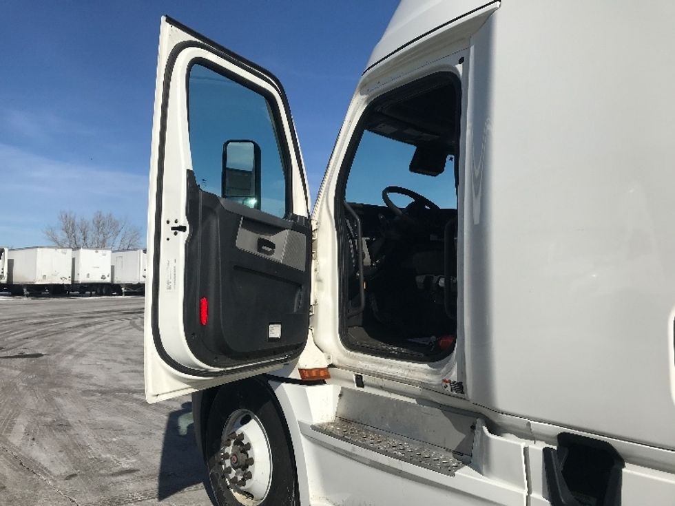 Sleeper Tractor-Heavy Duty Tractors-Freightliner-2021-T12664ST-Chicago (Chicago Ridge)-IL-524,034\n\t\tmiles-$ 65,250 - Image 9