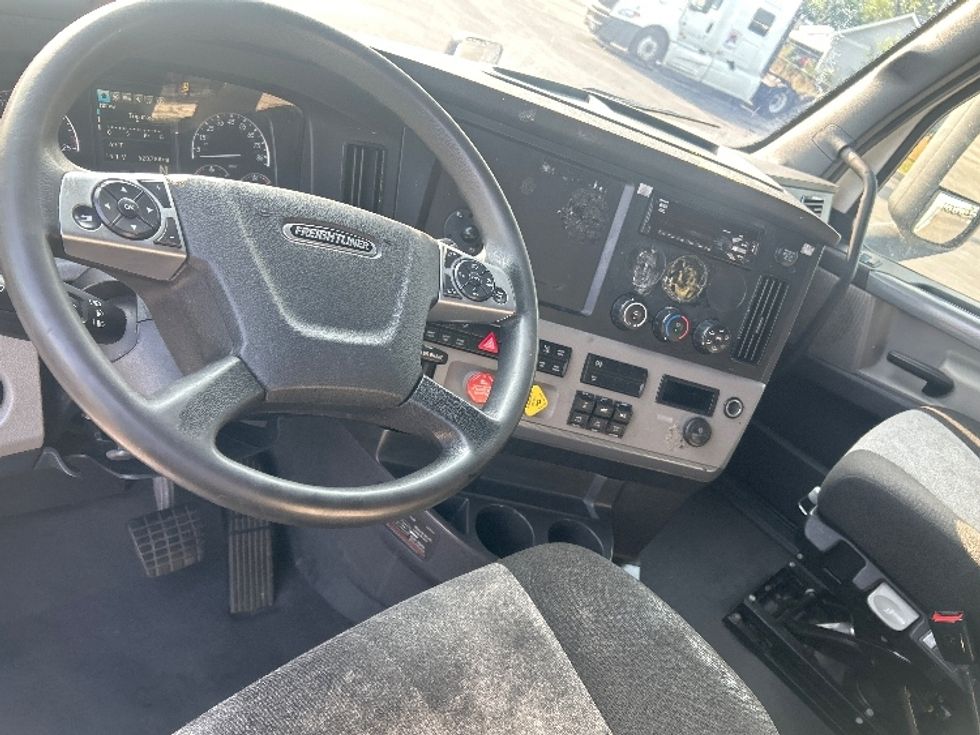 Sleeper Tractor-Heavy Duty Tractors-Freightliner-2021-T12664ST-Chicago (Chicago Ridge)-IL-628,788\n\t\tmiles-$ 52,000 - Image 10
