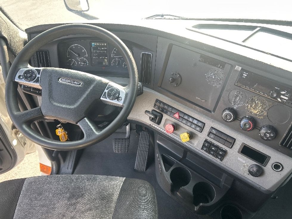 Sleeper Tractor-Heavy Duty Tractors-Freightliner-2021-T12664ST-Chicago (Chicago Ridge)-IL-628,788\n\t\tmiles-$ 52,000 - Image 11