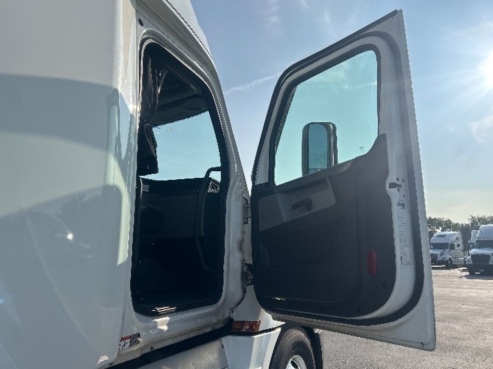 Sleeper Tractor-Heavy Duty Tractors-Freightliner-2021-T12664ST-Chicago (Chicago Ridge)-IL-628,788\n\t\tmiles-$ 52,000 - Image 13